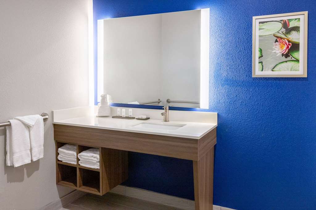 La Quinta Inn & Suites by Wyndham Valdosta - photo 37