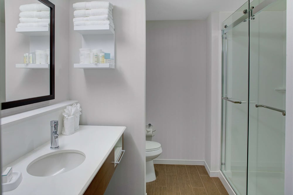 Hampton Inn and Suites Manchester - photo 25