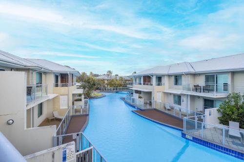 Pacific Blue 244 255 Sandy Point Rd Pool Aircon Linen And Resort Features — Corlette