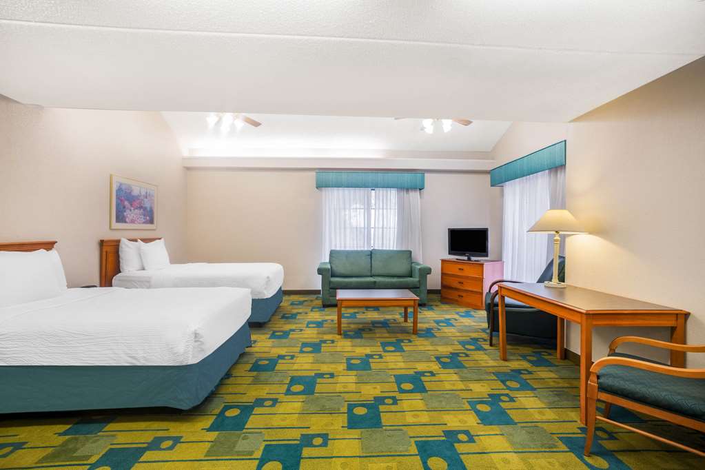 Super 8 by Wyndham Eagle Pass - photo 22