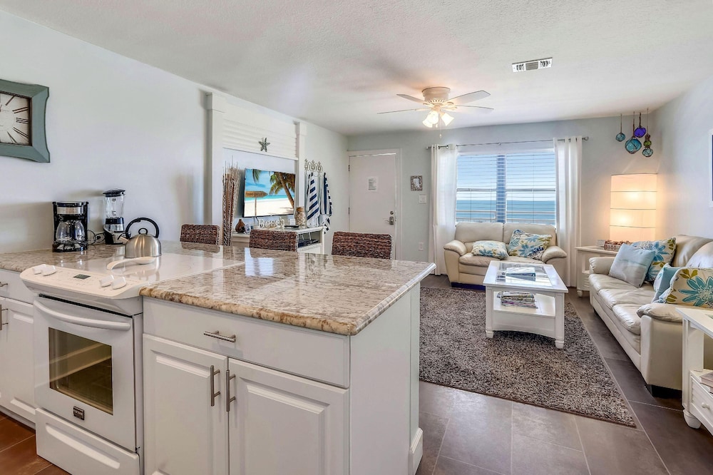 Sunset Chateau 511 — 4-Star Luxury Hotel in Saint Pete Beach, United States