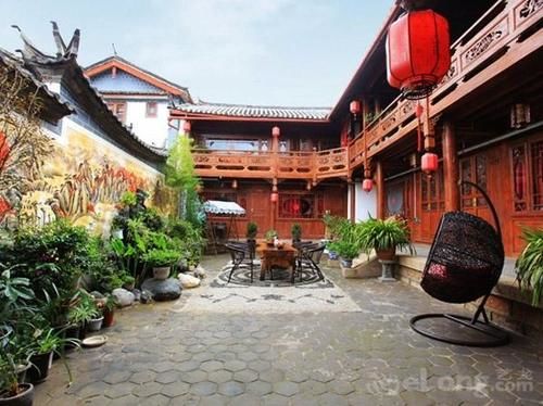 Walking Through The Clouds - carbon neutral hotel in Lijiang
