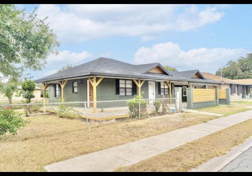Spacious in Downtown McAllen - last minute hotel in Mcallen