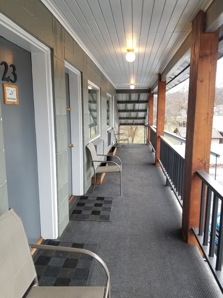 Sandman Motel - photo 11