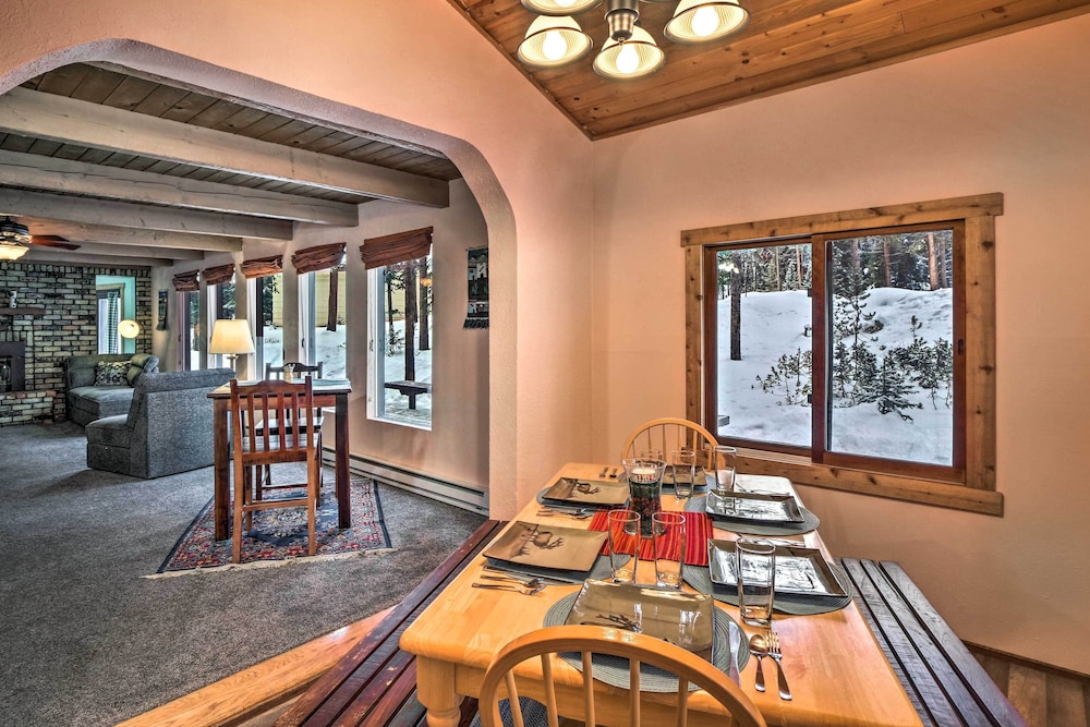 Near Breckenridge Ski Mtn Escape with Hot Tub — hotel in Crete