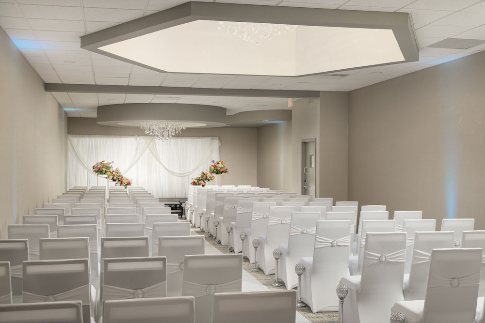 Four Points by Sheraton Milwaukee North Shore - photo 36