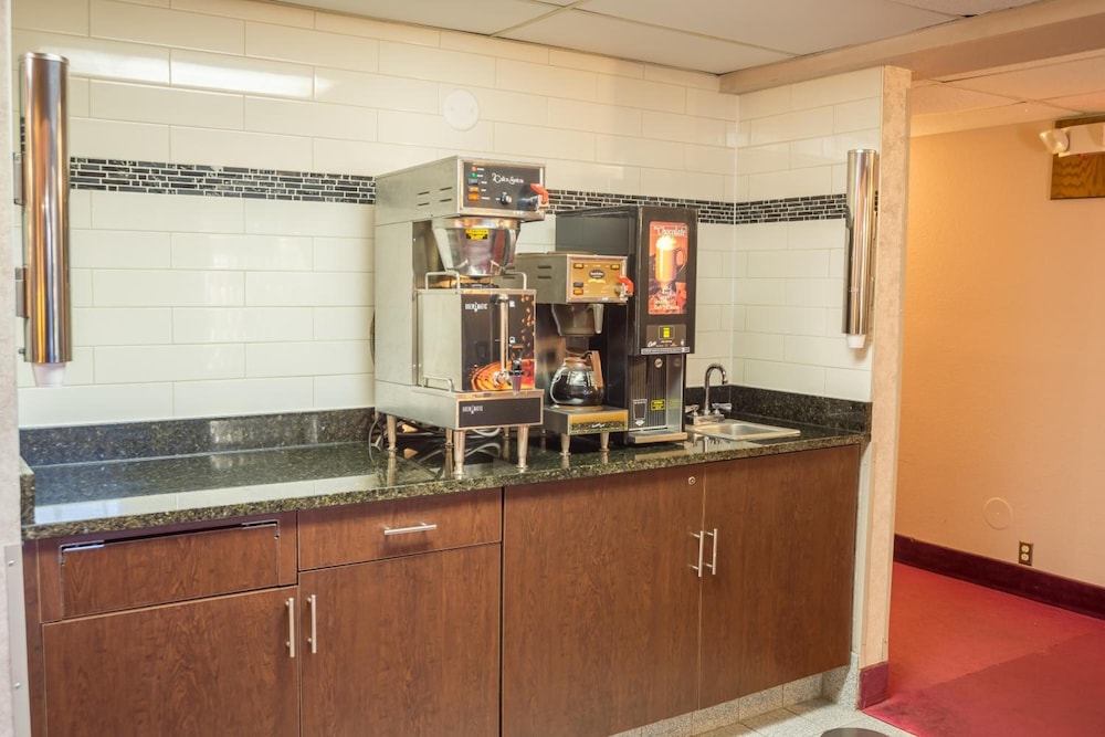 Prime Rate Inn - photo 36