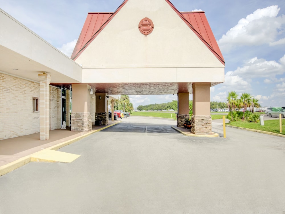 OYO Hotel Dundee By Crystal Lake - photo 50