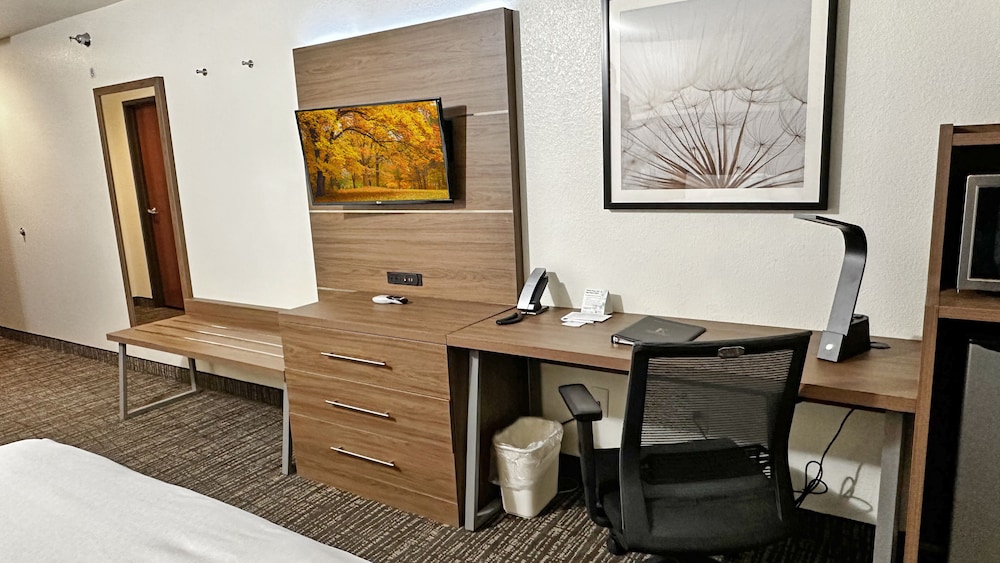 Estherville Hotel & Suites - photo 10