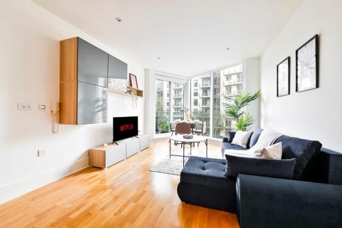 Bright Riverside 2 Bed Haven with Balcony Modern Comfort in Battersea — 4-Star Luxury Hotel in London, United Kingdom