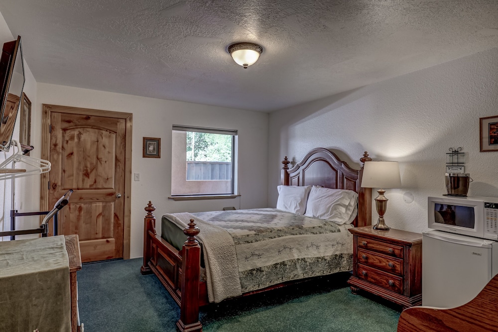 The Snuggle Inn - photo 18