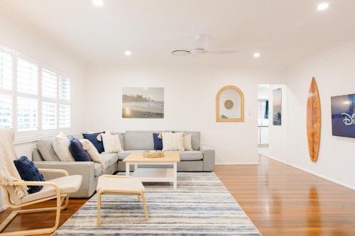 Moffat Beach Coastal Contemporary Unit A — 4-Star Luxury Hotel in Caloundra, Australia