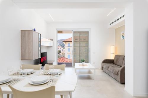 DeLuxe Vision Fronte Mare Spiaggia e Parcheggio — 4-Star Luxury Hotel in Spotorno, Italy