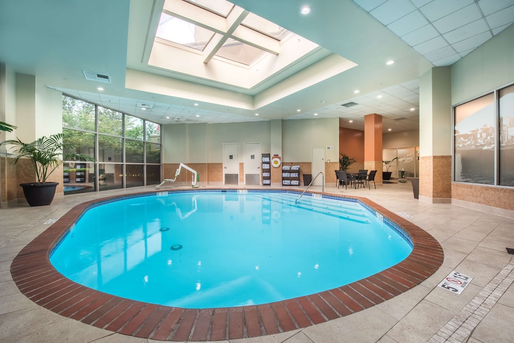Embassy Suites by Hilton Seattle Tacoma International Airport - photo 39