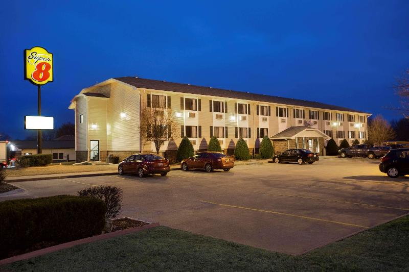 Super 8 by Wyndham Pittsburg KS - photo 2