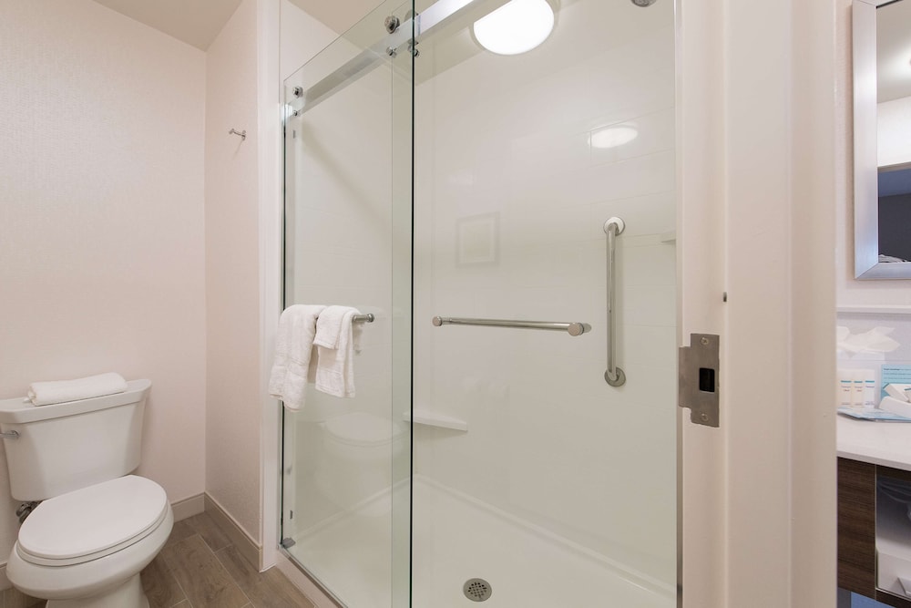 Hampton Inn & Suites Fayetteville - photo 18
