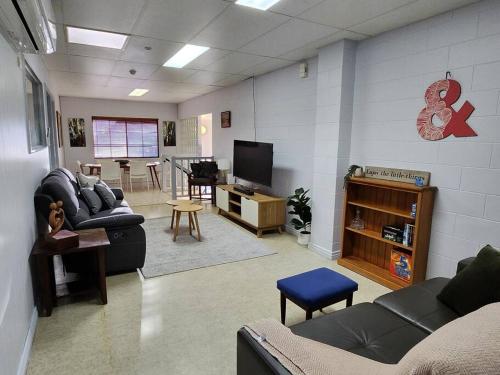 Central Comfy Holiday Unit — 4-Star Luxury Hotel in Cooktown, Australia