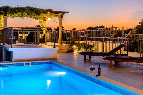 Villa Julia with heated pool and hot tub ideal for large groups — 4-Star Luxury Hotel in Milna, Croatia