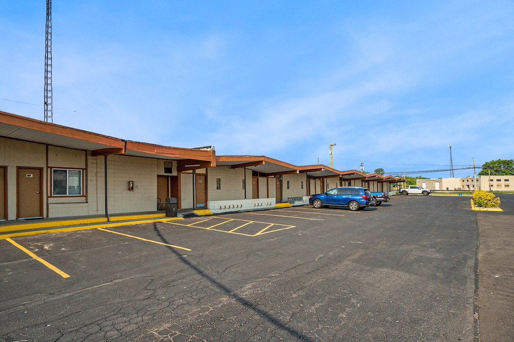 Great Lakes Inn and Suites - photo 18