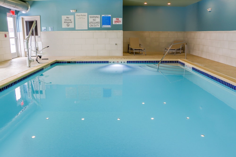Holiday Inn Express and Suites Detroit Northwest Livonia - carbon neutral hotel in Livonia