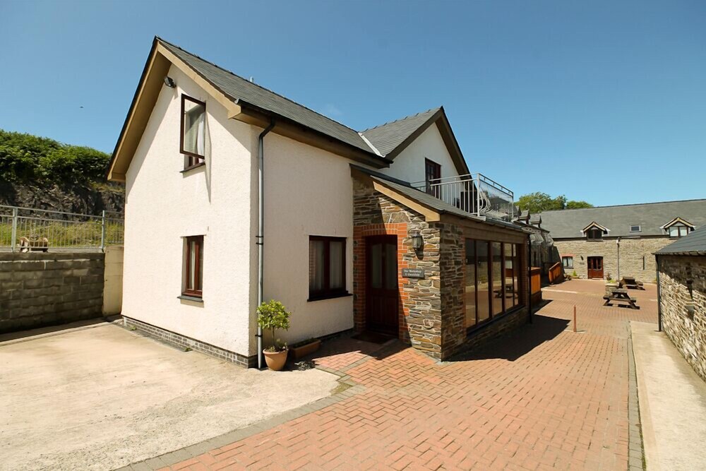 Bryncarnedd Farmhouse — 4-Star Luxury Hotel in Aberystwyth, United Kingdom