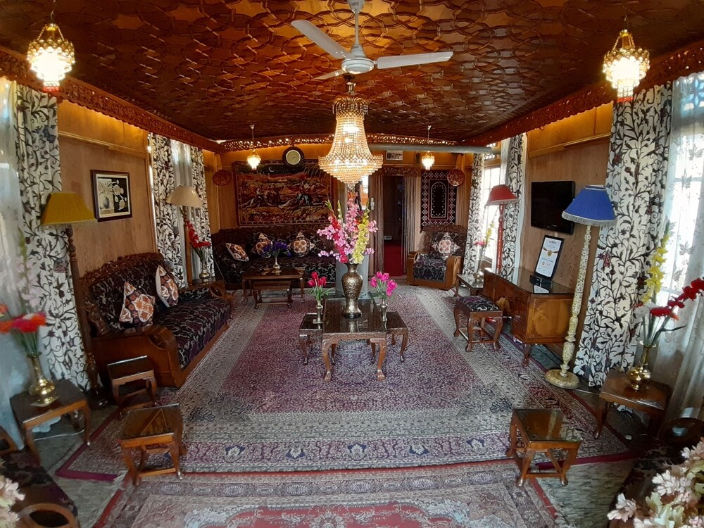 Badyari Palace Houseboat — 5-Star Luxury Hotel in Srinagar, India
