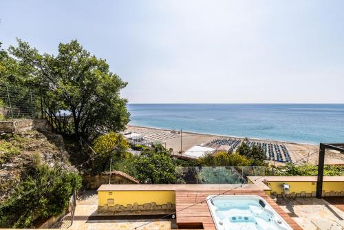 Profumo di Mare Villa Con Jacuzzi — 4-Star Luxury Hotel in Bergeggi, Italy