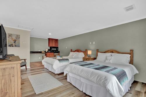 Maven's Inn & Grill - photo 2