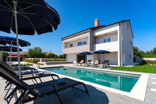 MY DALMATIA Villa Campi Dalmatia with private heated pool and sauna — 4-Star Luxury Hotel in Galovac, Croatia