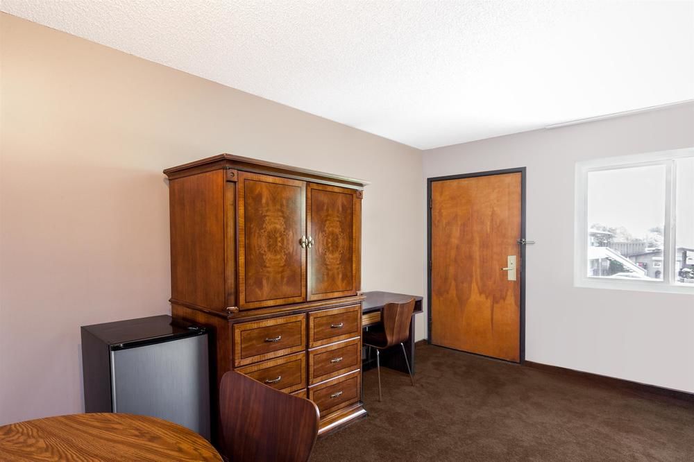 Super 8 by Wyndham Canoga Park - photo 20