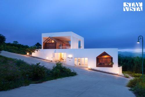 StayVista at Reflection by The Woods Breakfast Included Luxury Villa — 4-Star Luxury Hotel in Madikeri, India