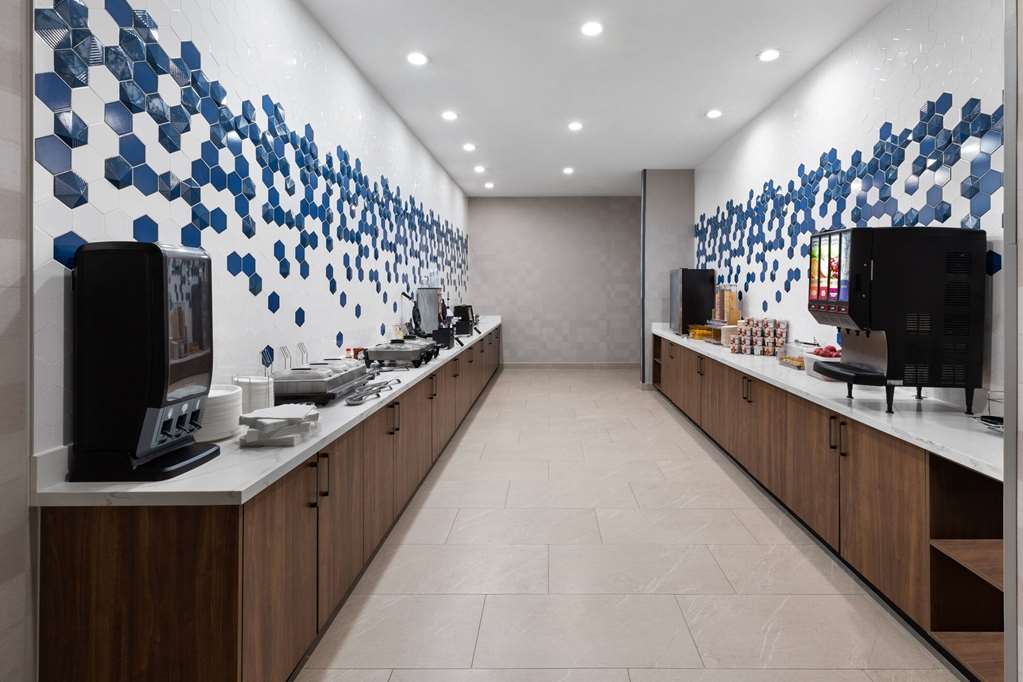 La Quinta Inn & Suites by Wyndham San Antonio at the RIM - photo 36