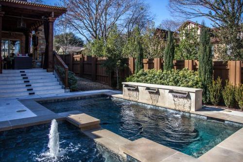 E Dallas Family Home with Pool Spa Outdoor Fire — 4-Star Luxury Hotel in Dallas, United States