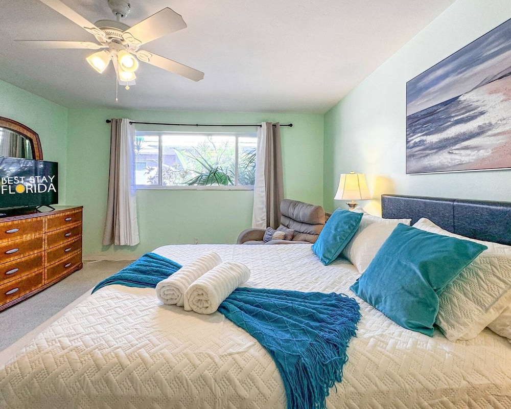 Sunrise Delight 2 min walk to Beach Essentials — 4-Star Luxury Hotel in Hollywood, United States
