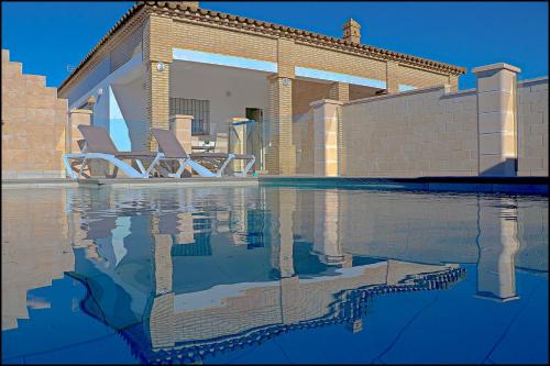 Chalet Peñuelas con piscina — 4-Star Luxury Hotel in Conil De La Frontera, Spain