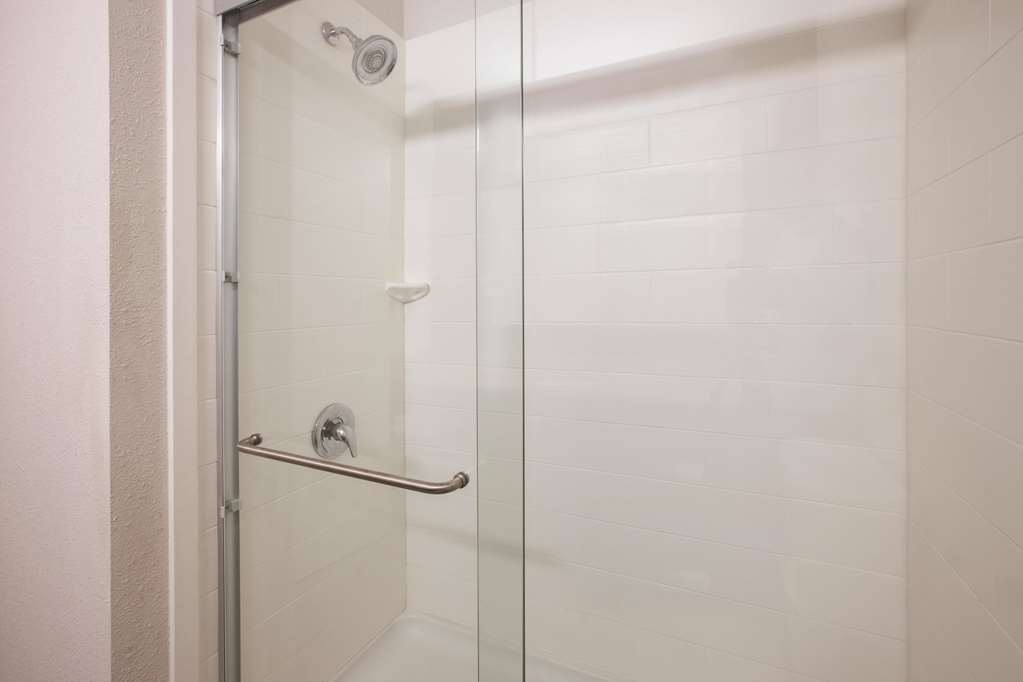 La Quinta Inn & Suites by Wyndham Erie - photo 24