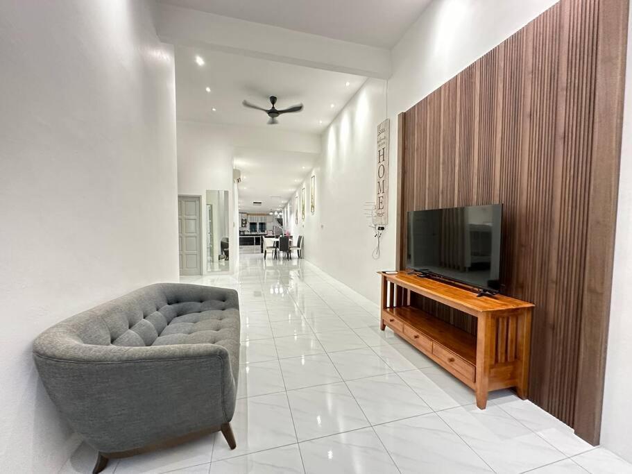 Jk Home 12Pax 500Mbps 10Beds 4BathR 2Carparks — 4-Star Luxury Hotel in Kuching, Malaysia