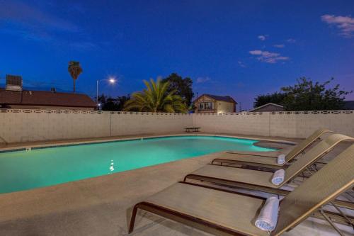 Vegas Hideaway Pool Bar Many Beds Near Strip