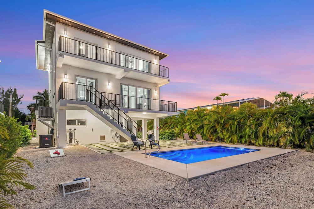 Isla Luna Waterfront Oasis Pool Dock Kayaks in Marathon, United States