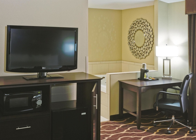 La Quinta Inn & Suites by Wyndham Las Vegas Tropicana - photo 6