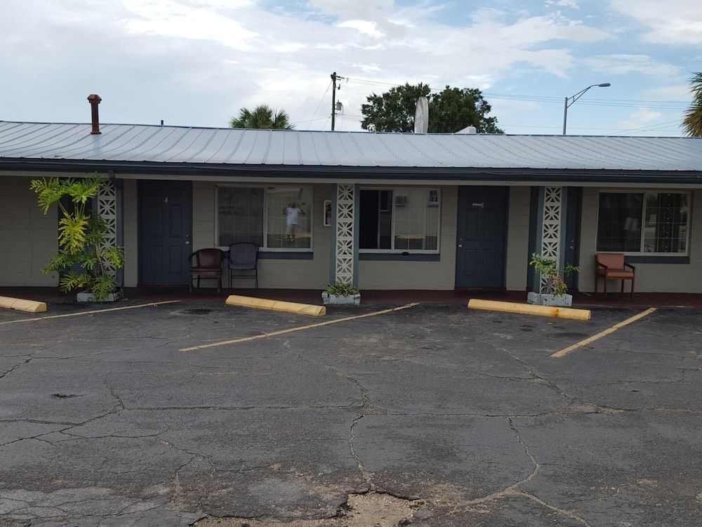 Three Oaks Motel - photo 2