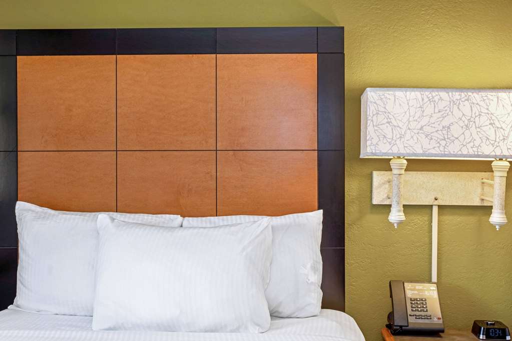 La Quinta Inn by Wyndham Orlando Airport West - photo 13