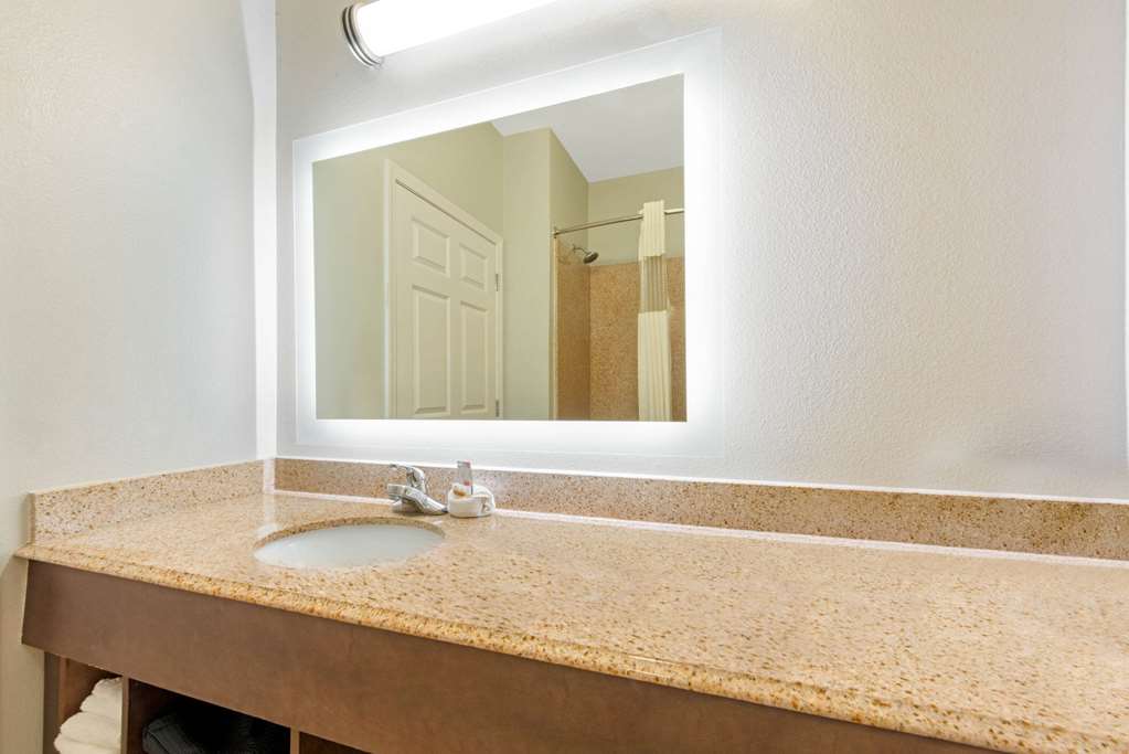 La Quinta Inn & Suites by Wyndham Bridge City - photo 17