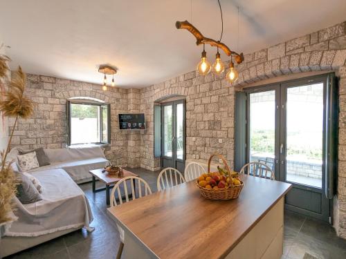 Mad Wall Apartment Kyziridi House — 4-Star Luxury Hotel in Leonidio, Greece