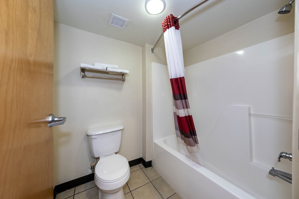 Red Roof Inn & Suites Biloxi Ocean Springs - photo 32