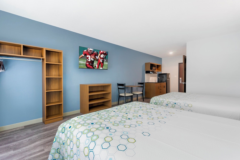 HomeTowne Studios by Red Roof Tampa Airport - photo 11