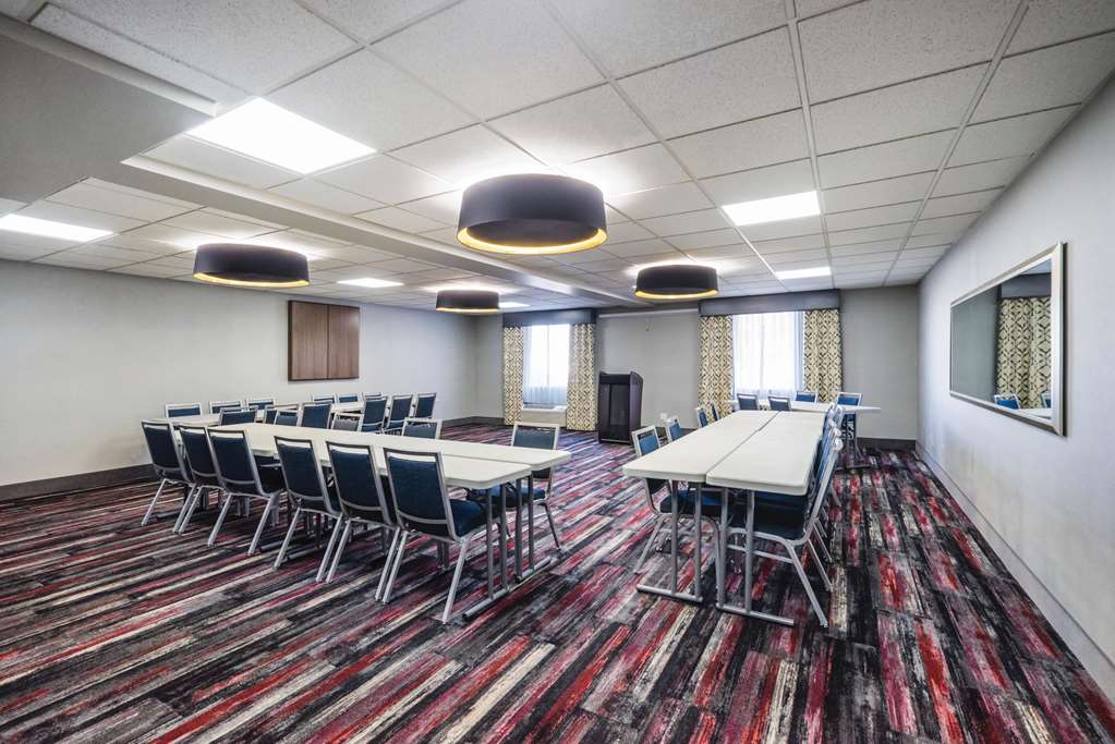 La Quinta Inn & Suites by Wyndham Chattanooga Hamilton Place - photo 30