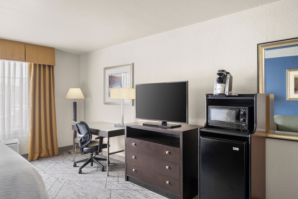 Holiday Inn Express & Suites New Buffalo by IHG - photo 17
