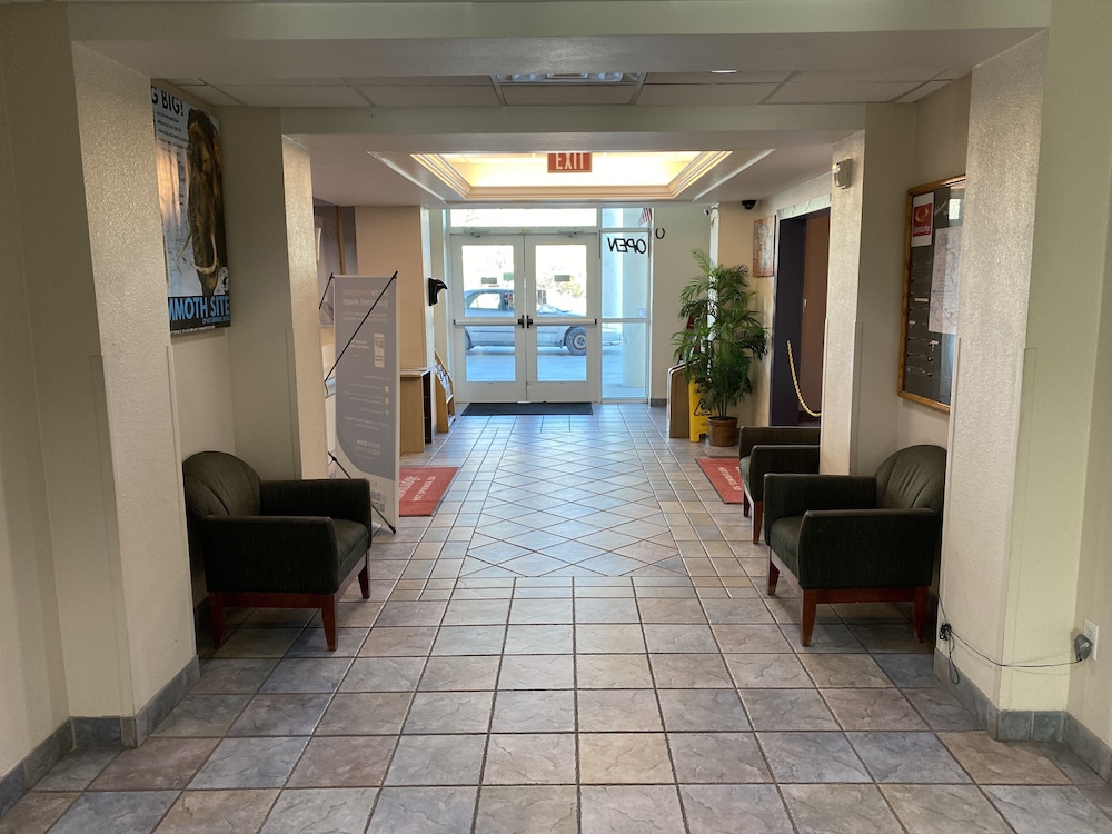 Econo Lodge Hot Springs South - photo 22
