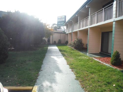 Budgetel Inn & Suites Hotel - photo 16